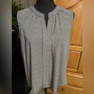 H&M sleeveless blouse 
Size Large
Excellent condition 
93% polyester